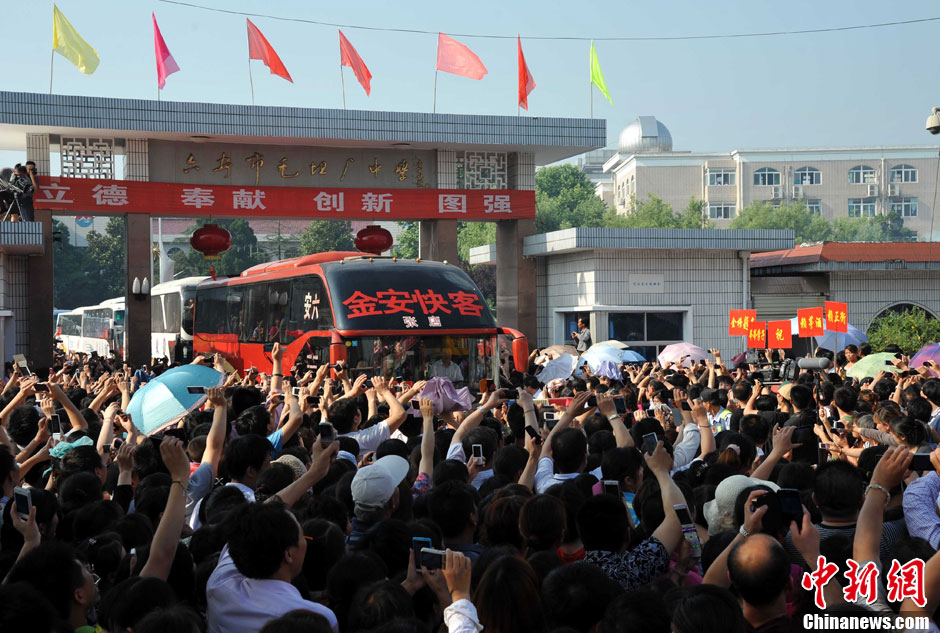 6月5日，一年一度的毛坦廠鎮(zhèn)“送考節(jié)”到來(lái)，70輛大巴車(chē)護(hù)送毛坦廠中學(xué)萬(wàn)名考生安全赴考。