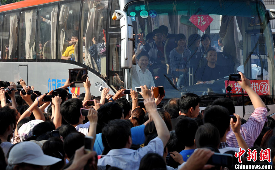 6月5日，一年一度的毛坦廠鎮(zhèn)“送考節(jié)”到來(lái)，70輛大巴車(chē)護(hù)送毛坦廠中學(xué)萬(wàn)名考生安全赴考