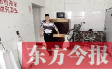 男廁中擺放的電視機(jī)、柜子、自行車等物品
