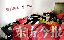 廁所進(jìn)門中廳，擺放著灶臺(tái)、餐桌、床鋪等，乍一看像個(gè)客廳
