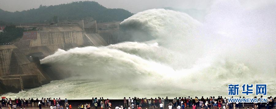 　　6月22日，大批游客聚集在黃河小浪底出水口前觀看巨瀑飛瀉的景觀。