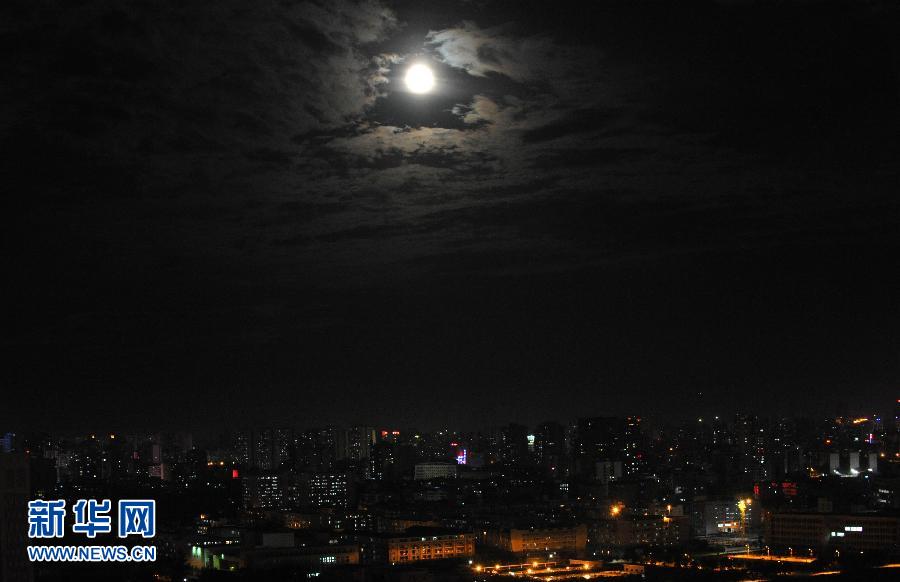 6月23日晚，一輪圓月高懸在海南省海口市上空。