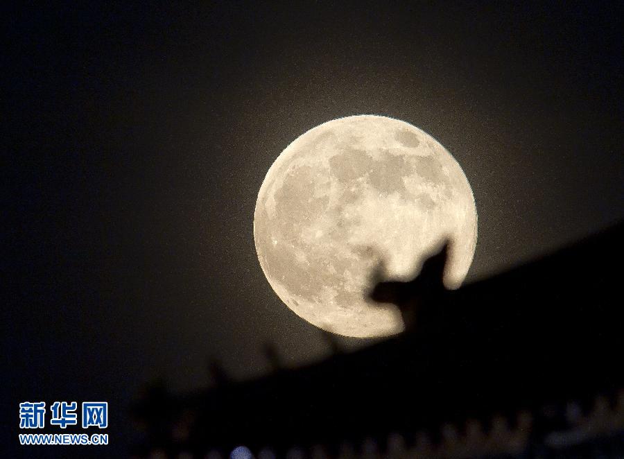 6月23日晚，在北京故宮角樓附近拍攝的圓月。