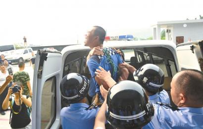 6月19日，安岳縣看守所，押赴刑場(chǎng)的一刻，劉明（化名）跳起來托付親友照顧好父母。吳小川 攝