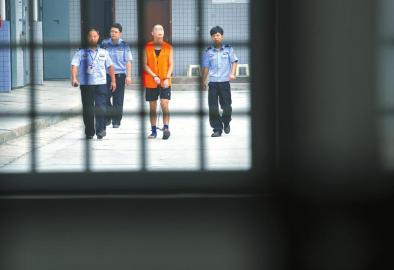 劉明前往家屬會(huì)見室和父母見最后一面。 吳小川 攝