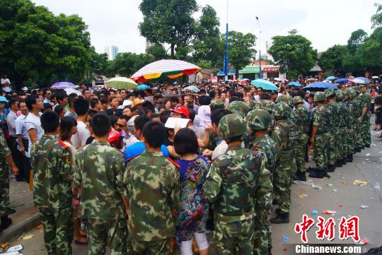 7月9日，聚集在中國人民銀行北海市中心支行的外地民眾越來越多，當地官方不得不出動大批邊防、武警前往維