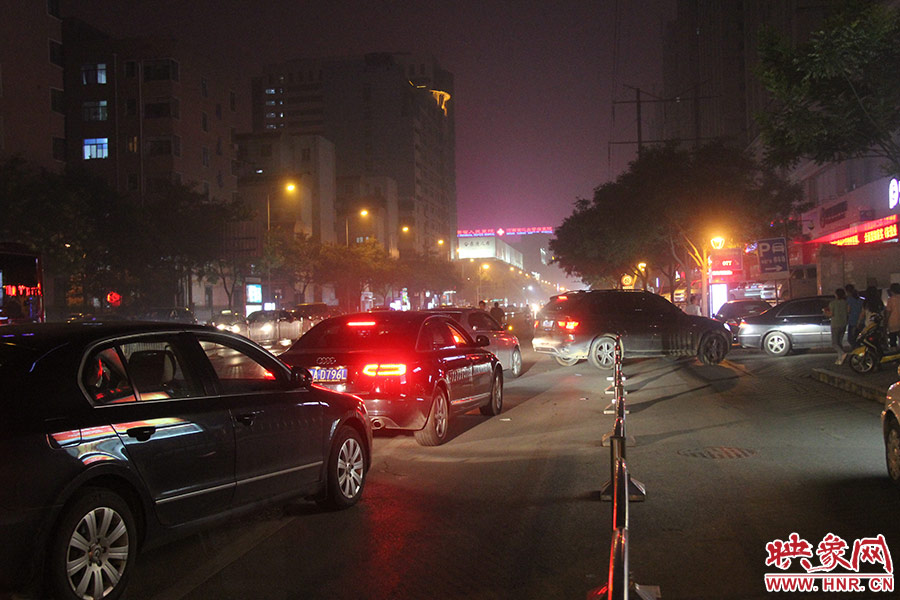 等待加油的車輛已經(jīng)排到了加油站外的道路上。
