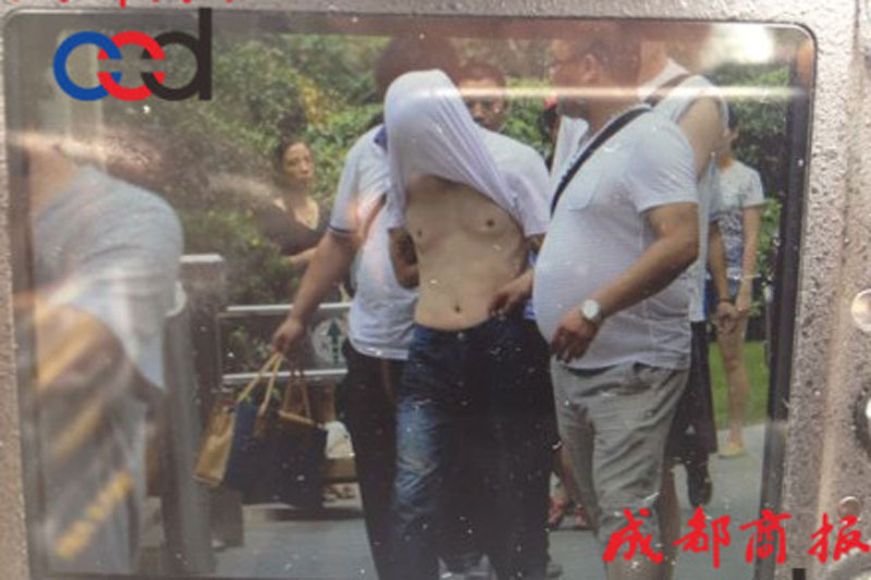 圖為事發(fā)現(xiàn)場，嫌疑人被警方控制。