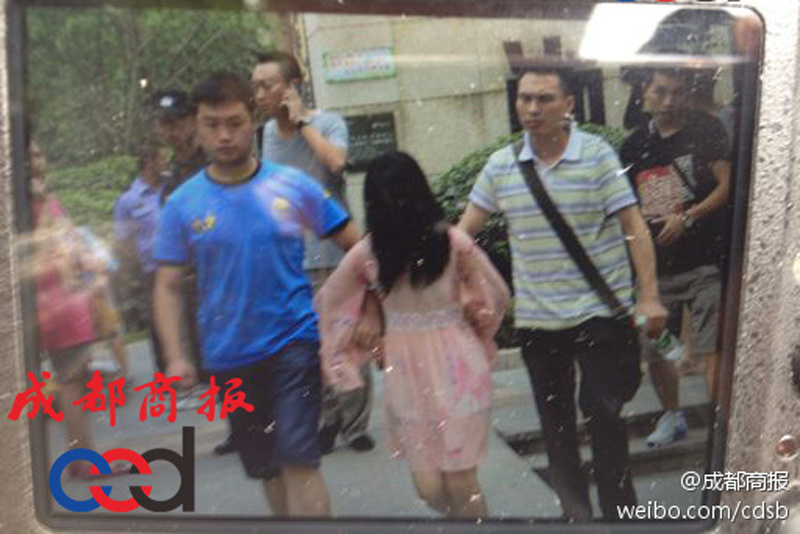圖為事發(fā)現(xiàn)場，嫌疑人被警方控制。
