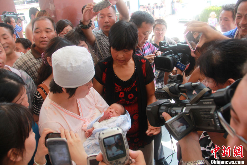 圖為大批媒體記者采訪獲救嬰兒母親。張一辰 攝
