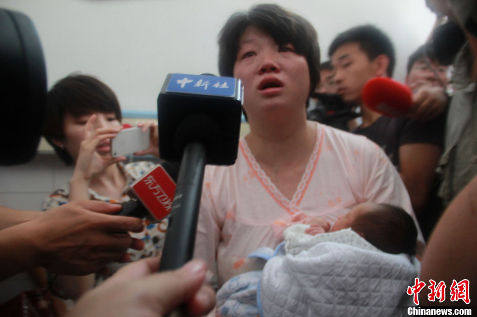圖為獲救嬰兒母親接受中新社記者采訪。張一辰 攝