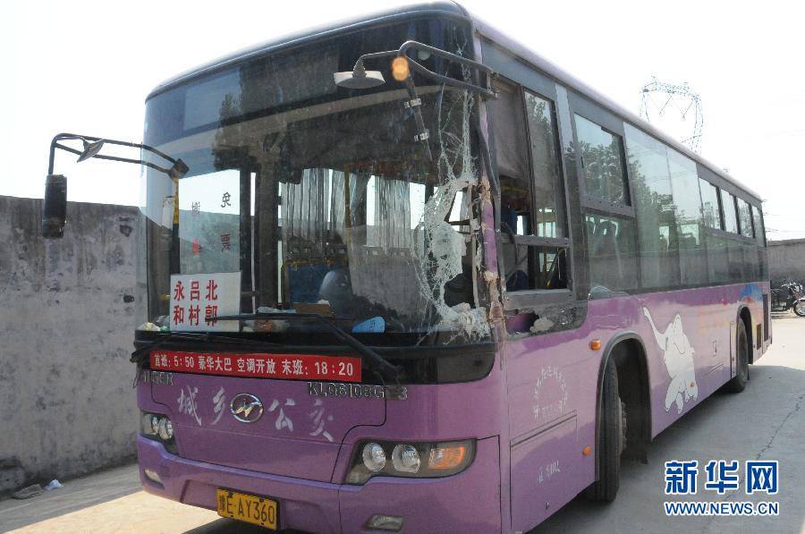 事發(fā)公交車左前方的擋風玻璃破了一個大洞（8月20日攝）。