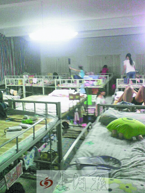 住在電教室里的女生們，擁擠不堪。