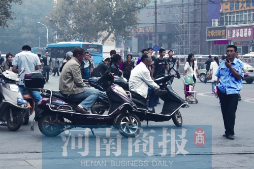 　火車站廣場(chǎng)北側(cè)，幾輛摩的正在等客