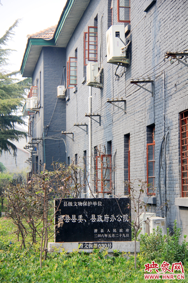 因?yàn)榭h委大院‘陳舊老土’,政府大院的蘇式建筑于2006年被列為縣級文物保護(hù)單位。