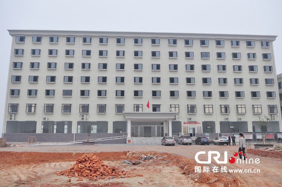 2013年10月21日，長(zhǎng)沙云蓋村欠債千萬(wàn)新建的豪華村部樓。
