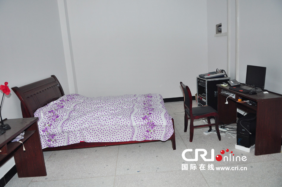 2013年10月21日，長(zhǎng)沙云蓋村欠債千萬(wàn)新建的豪華村部樓。