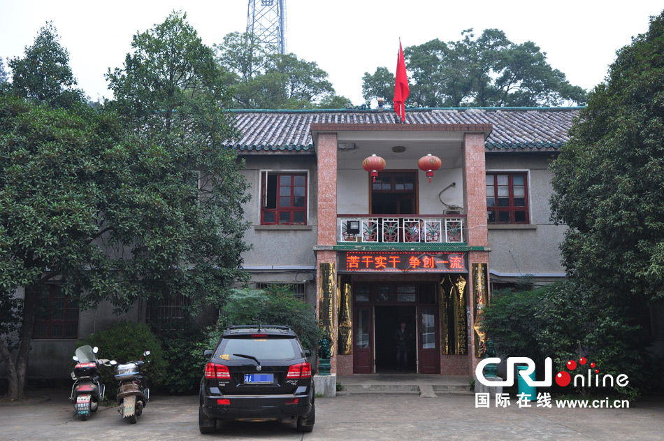 　2013年10月21日，這是蓮花鎮(zhèn)人民政府的辦公樓，和蓮花鎮(zhèn)云蓋村的辦公樓相比，寒酸不少。