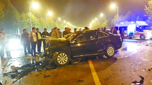 車禍發(fā)生在鄭開大道路中央雙黃線附近,現(xiàn)場(chǎng)狀況慘烈。