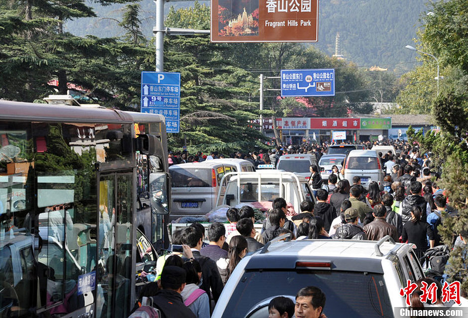 圖為10月26日上午10點(diǎn)多，北京香山路賞紅客摩肩接踵