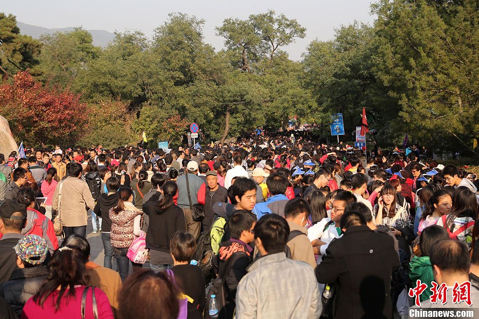 　10月26日，北京香山公園內(nèi)游客摩肩接踵。