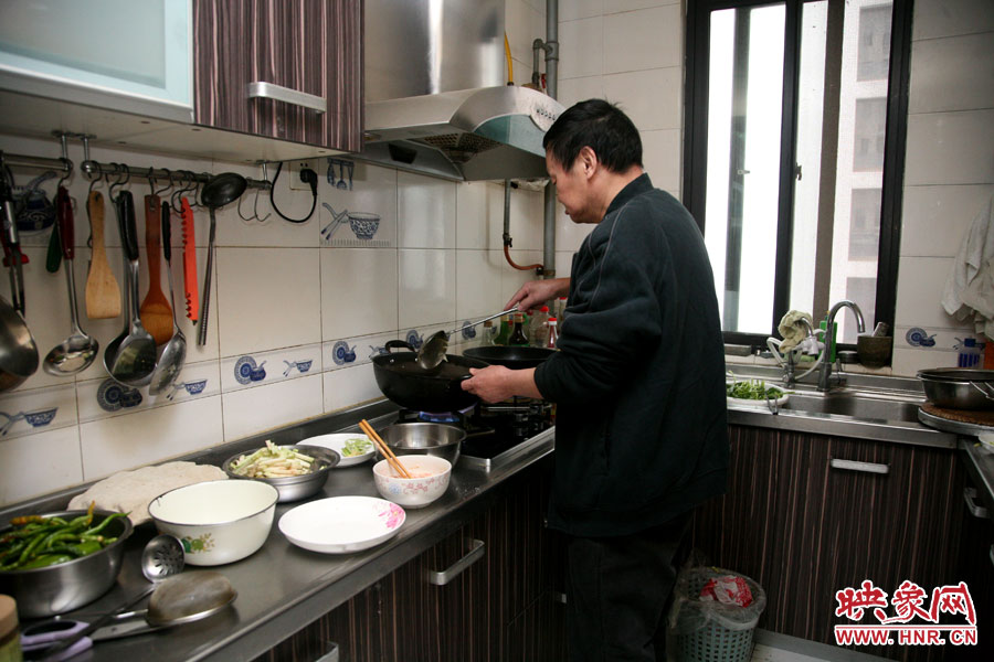 由于二老年齡也大了，于是姥姥的弟弟來住在家中幫忙照顧海龍