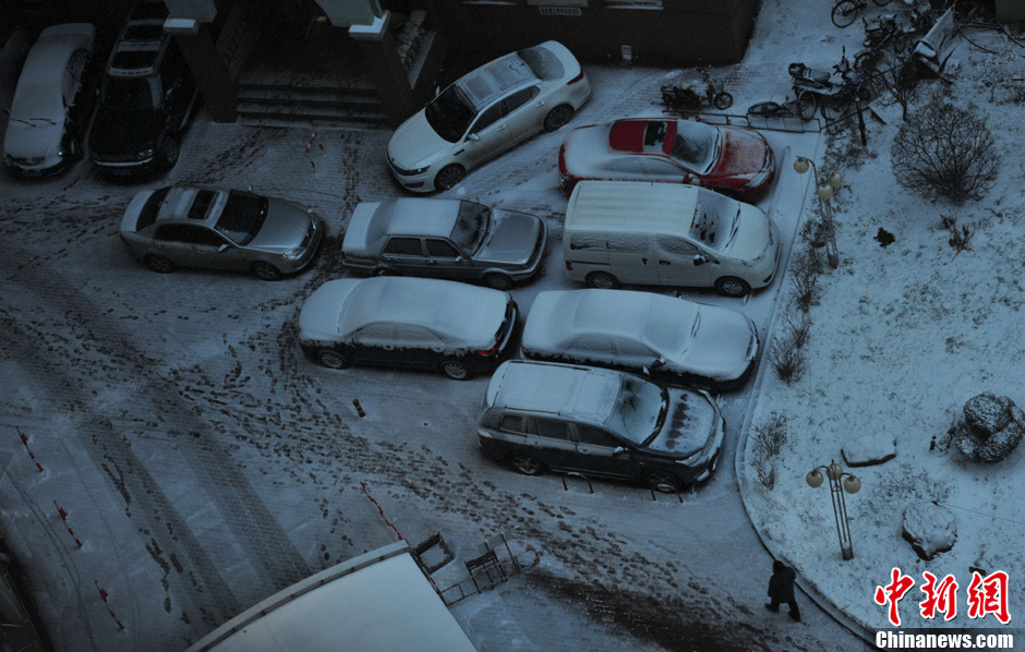 11月18日，沈陽街頭車輛被積雪覆蓋。