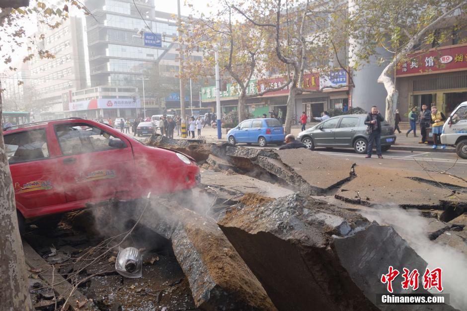 中石化黃濰輸油管線(xiàn)破裂起火原油泄漏致多人死亡