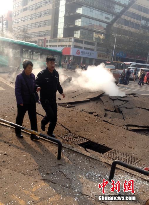 中石化黃濰輸油管線(xiàn)破裂起火原油泄漏致多人死亡