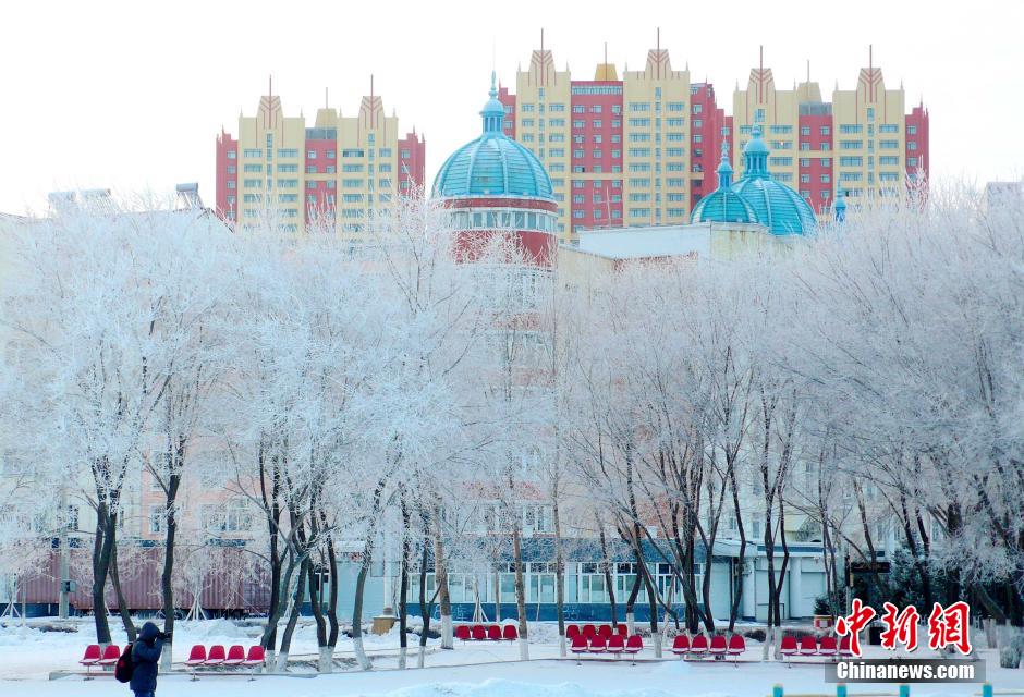 12月10日,受降溫天氣影響,黑河市黑龍江江畔出現(xiàn)綿延數(shù)公里的霧凇景觀。