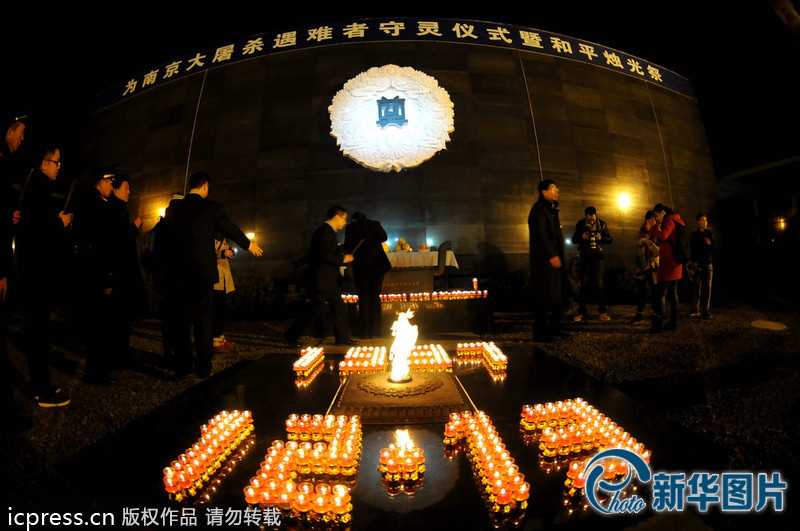 “為南京大屠殺遇難者守靈儀式暨和平燭光祭”活動在侵華日軍南京大屠殺遇難同胞紀念館祭場舉行。