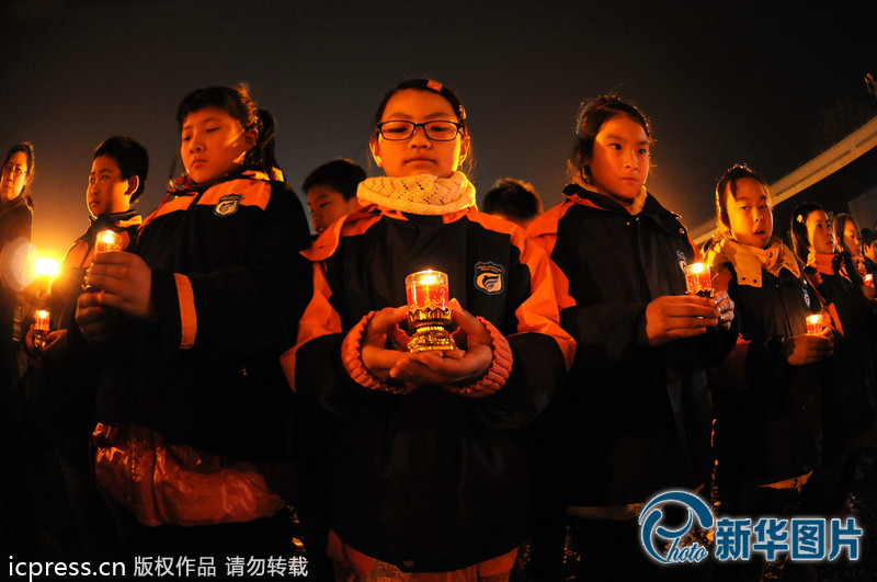 “為南京大屠殺遇難者守靈儀式暨和平燭光祭”活動在侵華日軍南京大屠殺遇難同胞紀念館祭場舉行。