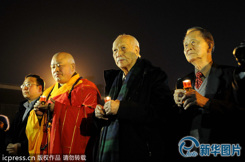 “為南京大屠殺遇難者守靈儀式暨和平燭光祭”活動在侵華日軍南京大屠殺遇難同胞紀念館祭場舉行。