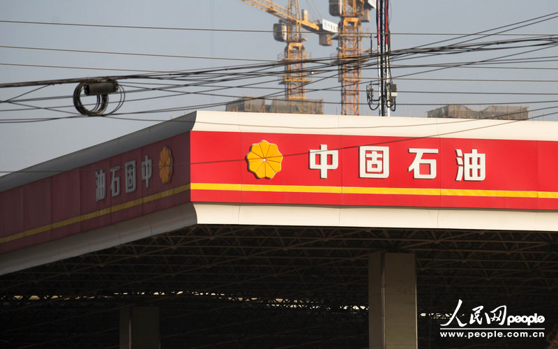 12月11日，西安市東三環(huán)北段，一名字為“中固石油”的加油站從遠處看去和“中國石油”加油站十分相似。