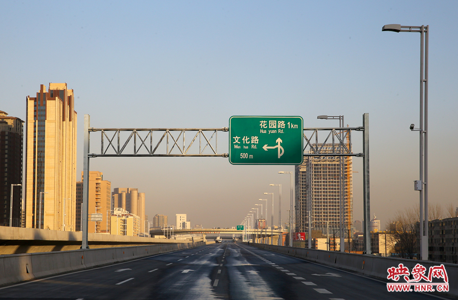 北三環(huán)快速路文化路段標識牌提示，匝道直接可上文化路向北。