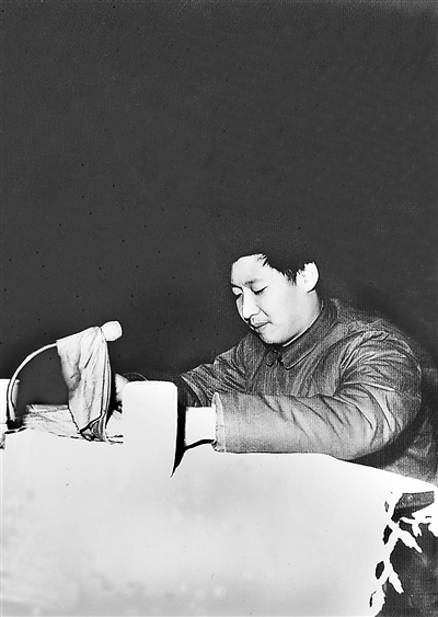 1983年12月22日,時任中共正定縣委書記習近平在發(fā)展商品生產三級干部會上講話。