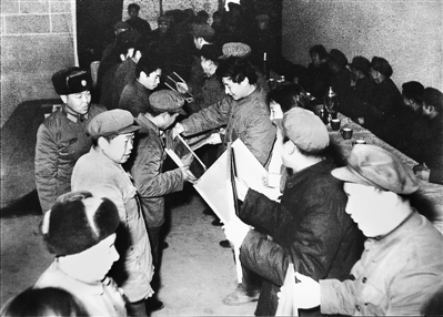 1985年4月6日,時任中共正定縣委書記習近平在全縣首季開門紅表彰大會上頒獎。