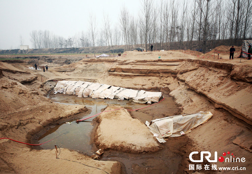 2014年1月6日，河南洛陽(yáng)古沉船發(fā)掘現(xiàn)場(chǎng)，兩艘古沉船，一艘已經(jīng)挖掘出土，另一艘還有一半埋在沙丘里。