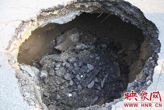 坑口直徑約兩米，路面下形成中空的大坑，約有15平方米。