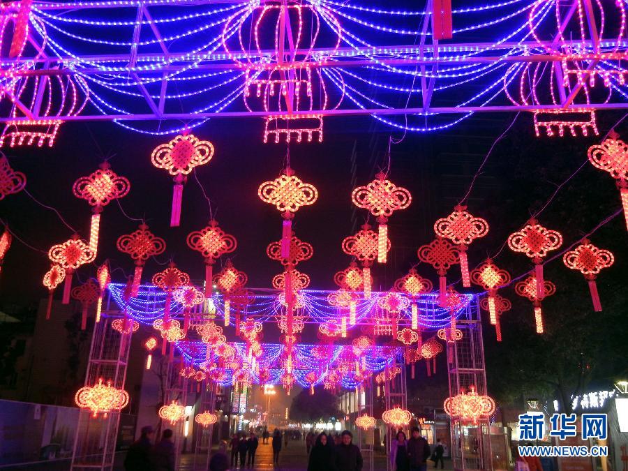 　1月30日，市民走在由中國(guó)結(jié)霓虹燈裝扮的蘇州街頭。
