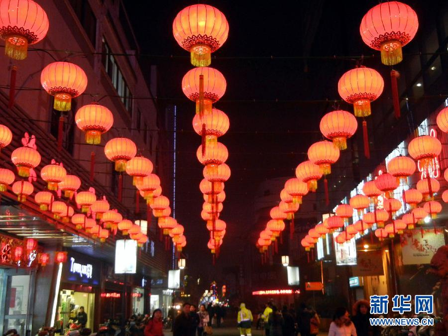 　1月30日，市民行走在大紅燈籠裝飾的蘇州街頭。