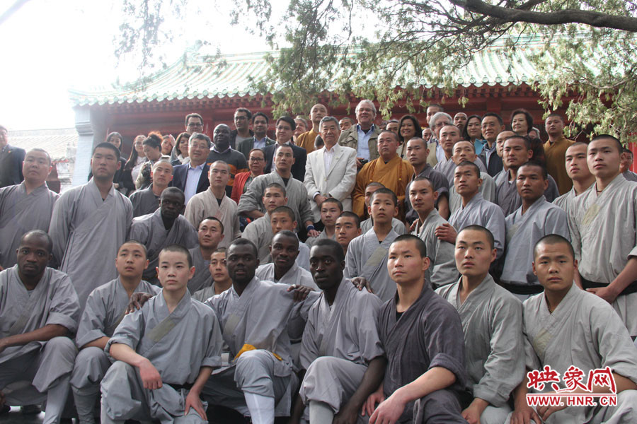 少林寺方丈、武僧與外交官留念