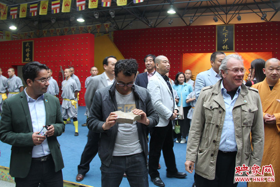 在表演后，外交官查看被表演者劈開的磚頭