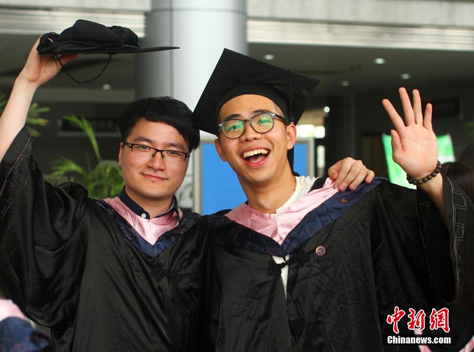 6月6日，浙江理工大學(xué)的畢業(yè)生們在校園中以賣萌、搞怪等獨(dú)具青春特色的方式告別大學(xué)生涯。中新社發(fā) 李晨