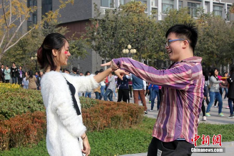 11月11日，河南財(cái)經(jīng)政法大學(xué)校園內(nèi)，300名在校大學(xué)生在上演了一出“光棍”也瘋狂的“快閃”大戲。
