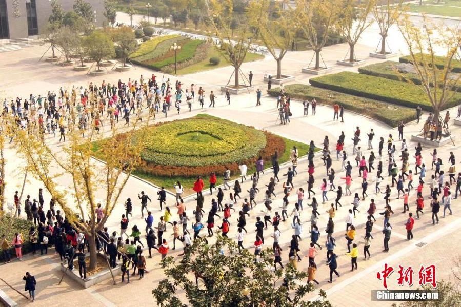 11月11日，河南財(cái)經(jīng)政法大學(xué)校園內(nèi)，300名在校大學(xué)生在上演了一出“光棍”也瘋狂的“快閃”大戲。