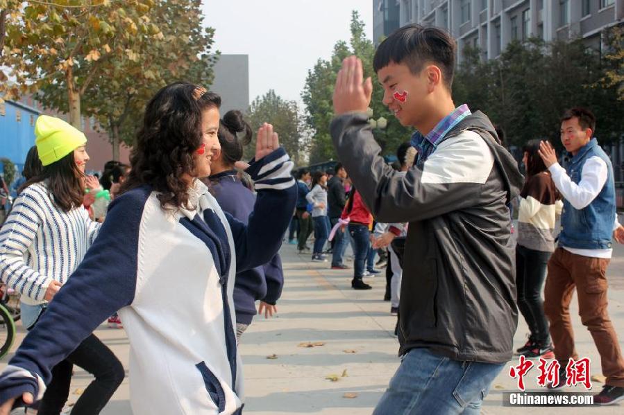 11月11日，河南財(cái)經(jīng)政法大學(xué)校園內(nèi)，300名在校大學(xué)生在上演了一出“光棍”也瘋狂的“快閃”大戲。