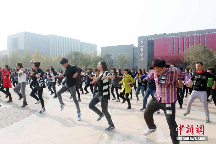 11月11日，河南財(cái)經(jīng)政法大學(xué)校園內(nèi)，300名在校大學(xué)生在上演了一出“光棍”也瘋狂的“快閃”大戲。