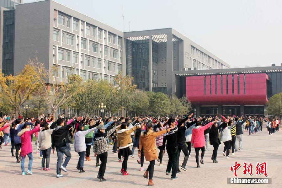 11月11日，河南財(cái)經(jīng)政法大學(xué)校園內(nèi)，300名在校大學(xué)生在上演了一出“光棍”也瘋狂的“快閃”大戲。
