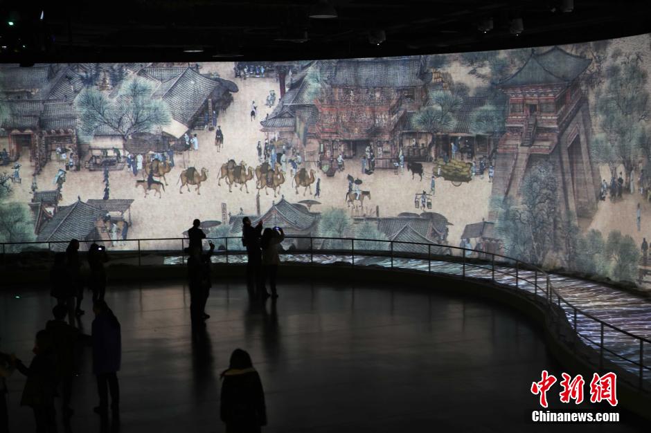 “會(huì)動(dòng)”的《清明上河圖》亮相河南開封 “會(huì)動(dòng)”的《清明上河圖》亮相河南開封